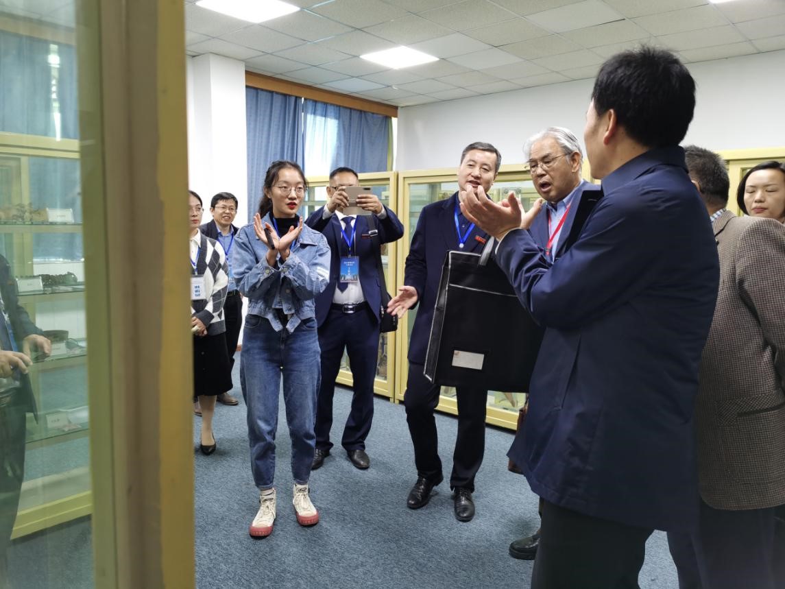 专家组参观全国科普教育基地beat365正版唯一官网自然博物馆.jpg