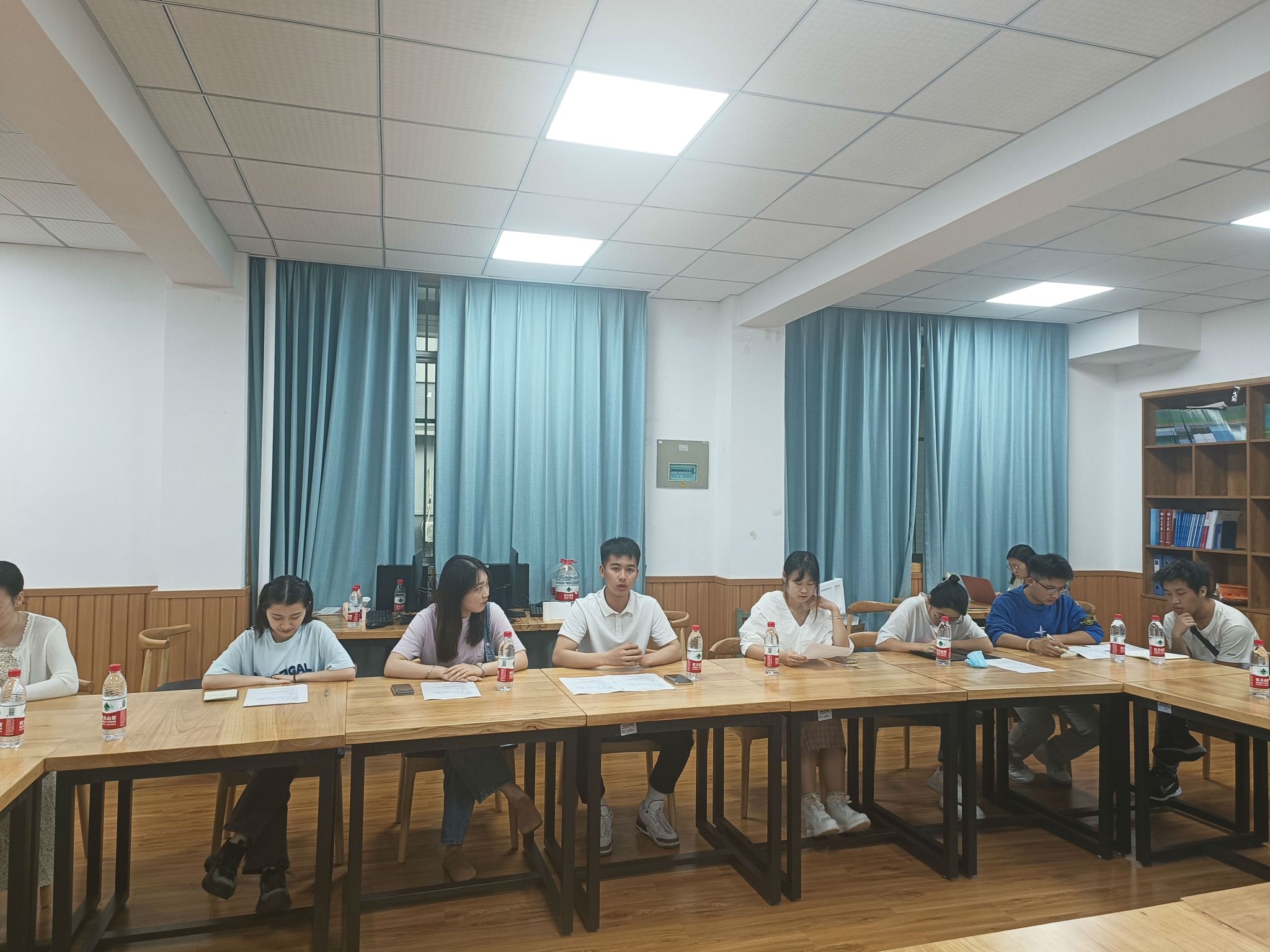 学生座谈会1.jpg