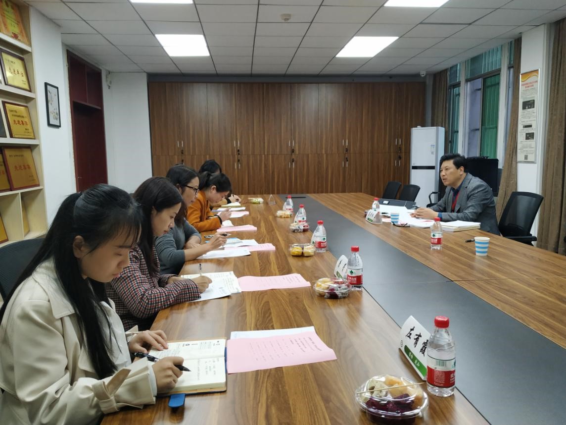 专家组与学院教职工代表座谈.jpg